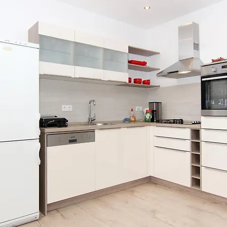 Apartment Rozana - Beachfront Wellness Retreat Seget Vranjica