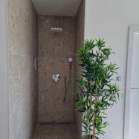 Apartment Rozana - Beachfront Wellness Retreat Seget Vranjica
