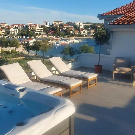 Apartment Rozana - Beachfront Wellness Retreat Seget Vranjica
