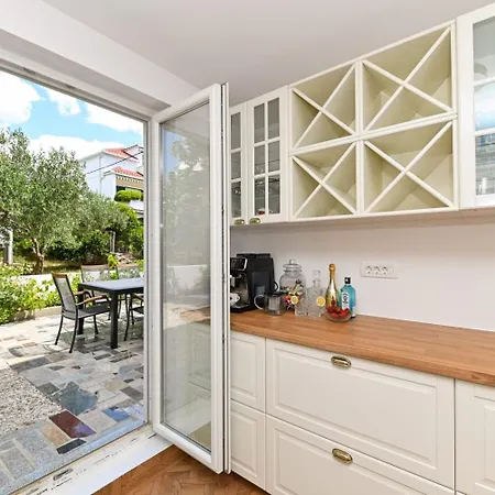 Rozana - Beachfront Wellness Retreat Apartment Seget Vranjica