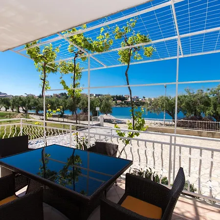 Rozana - Beachfront Wellness Retreat Apartment Seget Vranjica
