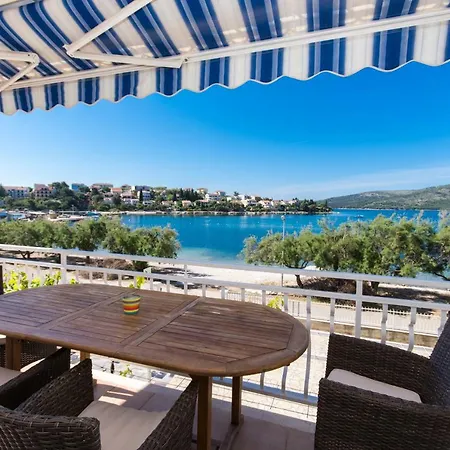 Apartment Rozana - Beachfront Wellness Retreat Seget Vranjica