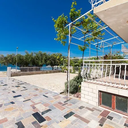 Rozana - Beachfront Wellness Retreat Apartment Seget Vranjica