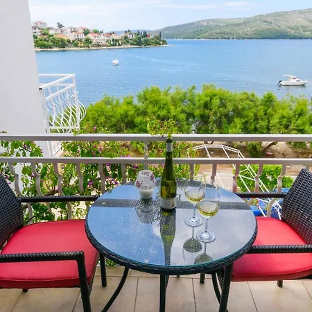Rozana - Beachfront Wellness Retreat Apartment Seget Vranjica