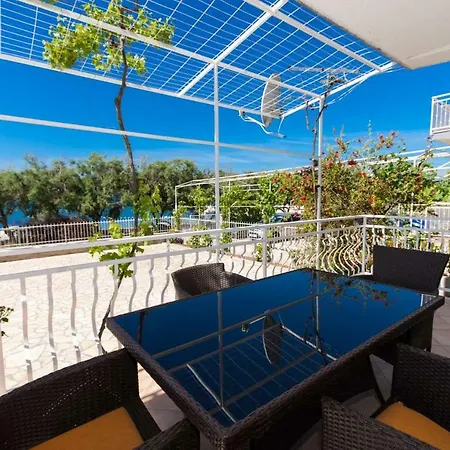 Apartment Rozana - Beachfront Wellness Retreat Seget Vranjica