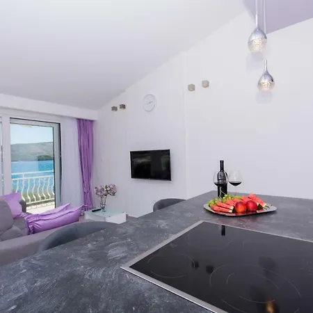 Apartment Rozana - Beachfront Wellness Retreat Seget Vranjica