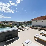 アパート Rozana - Beachfront Wellness Retreat セゲット・ヴラニツァ