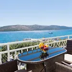 Rozana - Beachfront Wellness Retreat アパート *