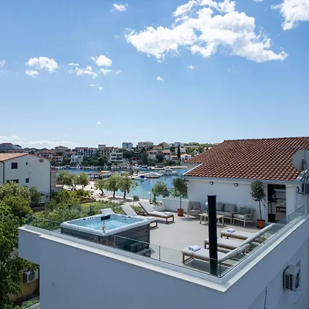 Apartment Rozana - Beachfront Wellness Retreat Seget Vranjica